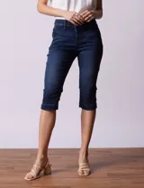 Pantalón capri blanco de algodón elastizado. Pretina con pasadores, botón y cierre. Delantera con bolsillos. Trasera con bolsillos simulados.