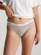 Bombacha clásica Calvin Klein color beige, de algodón elástico con cobertura trasera moderada, talle medio y cintura elástica con logo.
