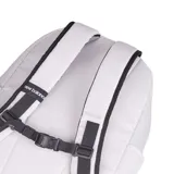 Mochila blanca de poliéster con logo de New Balance en negro. Tiene un bolsillo frontal con cordón ajustable, dos bolsillos laterales y un asa superior.