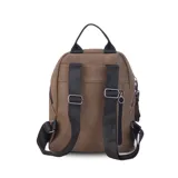 Mochila negra de símil cuero, con cierre principal y bolsillo interno con cierre. Tiene asa de mano, correas regulables y bolsillo oculto en la espalda.