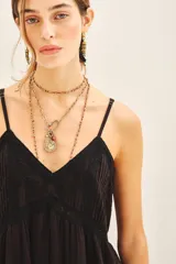 Vestido corto blanco de algodón con breteles regulables. Presenta detalles de puntillas y bordados a tono en el busto y el ruedo, con corte amplio y forrería.