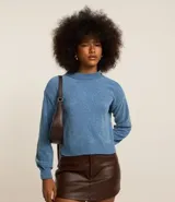 Buzo suéter de chenille color blanco, con cuello alto y rib en puños, cuello y bajo.