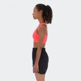 Short deportivo negro con cintura elástica y logo de la marca en la pierna.