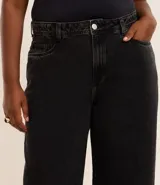 Pantalón wide leg de jeans marmorizado, con cintura fija, trabillas, cierre tradicional y botón interno para ajustes. Con bolsillos y etiqueta aplicada.
