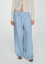 Pantalón wide leg celeste de lino con cintura elástica ajustable con cordón.