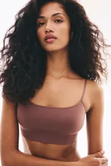 Bralette color ladrillo, de tejido suave y sin costuras, con breteles finos regulables y banda inferior acanalada. Tiene copas forradas con relleno extraíble.