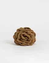 Broche con aplique de flor de tela color crema.