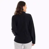 Campera polar negra con cierre frontal completo, cuello alto y bolsillos laterales con cierre.