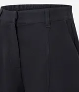 Short de corte alfaiatado color negro, confeccionado en viscosa twill.