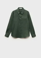 Camisa verde militar de lino y algodón, con cuello camisero, cierre frontal con botones, manga larga con puños abotonados y bolsillo de parche en el pecho.