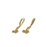 Aros de acero quirúrgico hipoalergénico en forma de serpiente, con detalles brillantes.