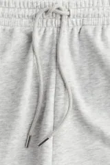 Short deportivo gris melange de felpa liviana de mezcla de algodón, con cintura elástica revestida, cordón para ajustar y bolsillos laterales.