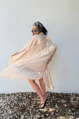 Camisero beige de manga larga.