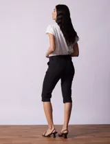 Pantalón capri blanco de algodón elastizado. Pretina con pasadores, botón y cierre. Delantera con bolsillos. Trasera con bolsillos simulados.