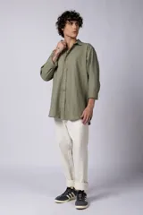 Camisa color arena de lino, manga larga, con cuello clásico y corte holgado.