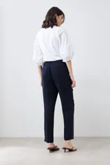 Pantalón negro de vestir, corte slim, con bolsillos laterales y traseros.