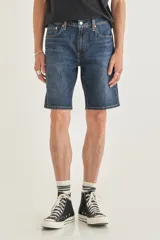 Bermuda de jean azul con lavado medio, corte recto y largo a la rodilla. Diseño clásico con bolsillos delanteros y traseros.