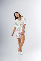 Conjunto de pijama de algodón a rayas verticales rosas y blancas, con detalles en celeste. Incluye camisa de manga corta con botones y bolsillo en el pecho, y shorts con cintura elástica.