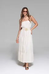 Vestido largo blanco, estilo maxi, sin tirantes (strapless) con parte superior elastizada y falda con volados escalonados.