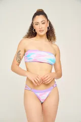 Traje de baño de dos piezas con estampado abstracto en tonos celeste, rosa y lila. El corpiño es strapless con elástico superior y la bombacha es cavada con tiras laterales. Incluye breteles desmontables.