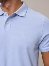 Chomba manga corta color beige con cuello clásico y tapeta de dos botones. Tiene un pequeño logo bordado en el pecho. Corte clásico.