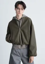 Chaqueta bomber verde oliva de lana con cierre frontal con cremallera, cuello redondo, puños y bajo elásticos.
