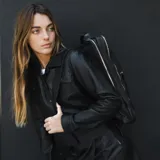 Mochila negra de cuero vacuno con tres compartimentos, uno de ellos acolchado para laptop.