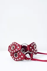 Cinto de cuero color bordó con tachas plateadas y argollas metálicas.