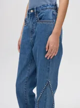 Pantalón de jean de tiro alto con corte oxford y apliques metálicos alrededor de los bolsillos delanteros y traseros.