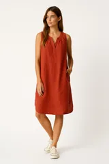Vestido color ladrillo sin mangas de lino y algodón, corte ancho, largo a la rodilla y escote en V.
