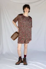 Top unisex estampado floral, de corte holgado y mangas cortas.