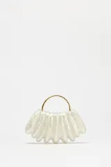 Bolso de mano asimétrico con efecto perlado y asa rígida dorada. Incluye asa de cadena extraíble y cierre magnético.