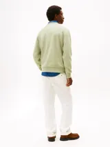 Buzo verde claro de cuello redondo, marca Tommy Hilfiger, con logo de la marca bordado en el frente.