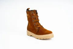 Bota acordonada color marrón óxido, de cuero gamuzado, con suela track color beige.