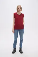 Remera negra de viscosa con cuello redondo y mangas cortas con volados.