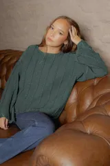 Sweater verde oscuro de tejido de punto con textura y brillo, de grosor intermedio y largo a la cadera.