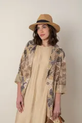 Blazer italiano de lino estampado en tonos tierra, de corte recto y mangas 3/4.