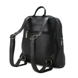 Mochila negra de símil cuero con costuras diagonales en el frente. Tiene un bolsillo frontal con broche magnético, asa de mano y correas regulables.