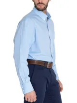 Camisa de hombre RKF, modelo WF PB, de manga larga con diseño a cuadros celestes y blancos. Tiene cuello abotonado, bolsillo en el pecho con logo bordado y tecnología wrinkle-free.