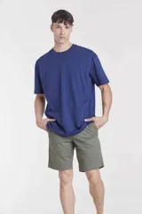 Bermuda de gabardina color gris oscuro, corte chino, con bolsillos laterales y traseros.