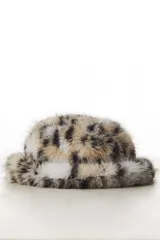 Sombrero estilo bucket de pelo sintético con estampado animal print que simula piel de leopardo o lince, en tonos beige, marrón, negro y blanco.