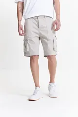 Bermuda cargo color marrón claro, con bolsillos laterales y traseros con solapa.