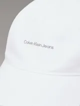 Gorra blanca de sarga de algodón con logo Calvin Klein Jeans bordado en gris en el frente.