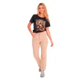 Pantalón negro de corte recto con bolsillos frontales y traseros.