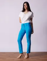 Pantalón de gabardina elastizada color coral, marca Tahari. Corte slim, pretina con pasadores, cierre y broche interno. Delantera y trasera con bolsillos.