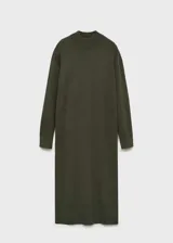 Vestido midi verde militar de punto fino, cuello perkins y manga larga. Diseño recto y oversize con aberturas laterales en el bajo.