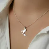 Dije de plata 925 con forma de picaflor.