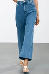 Pantalón de jean de tiro alto con trabillas en la cintura, efecto lavado y pierna ancha.