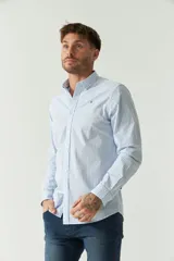 Camisa celeste de manga larga para hombre, con logo bordado y fit slim. Confeccionada en 100% algodón.