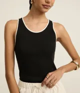 Musculosa de breteles anchos, confeccionada en Rib de algodón y modelo regular. Posee cuello redondo y acabado contrastante.